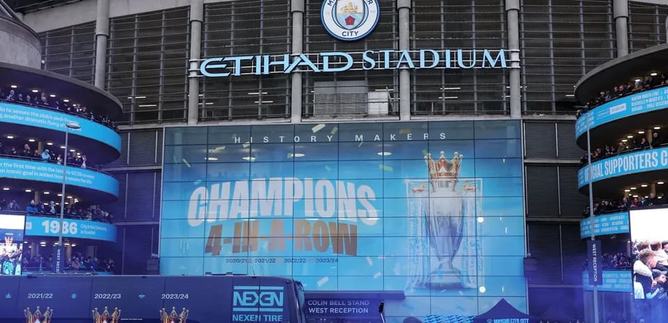 Exterior del Etihad Stadium con celebración de campeonato