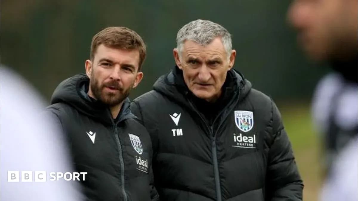 Entrenadores de West Bromwich Albion en sesión de entrenamiento
