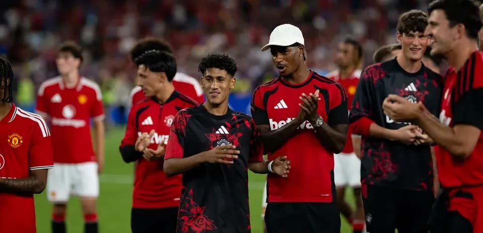 Jugadores de Manchester United celebrando en el campo