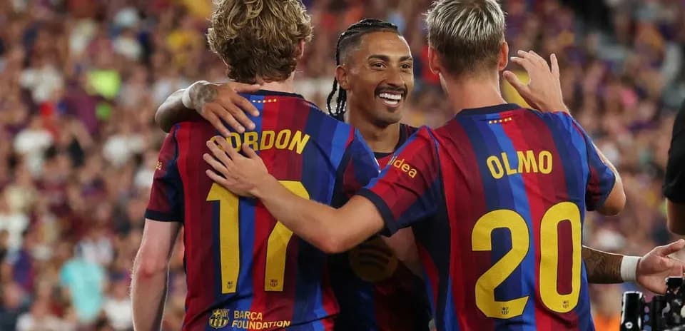 Jugadores del FC Barcelona celebrando un gol juntos