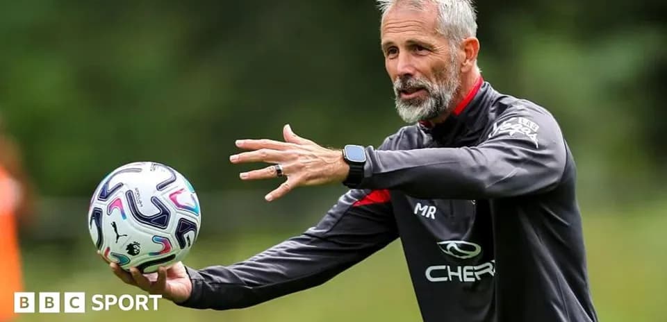 Entrenador dirigiendo una sesión de entrenamiento con balón