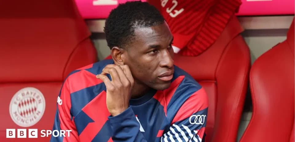 Jugador sentado en el banquillo de FC Bayern Múnich