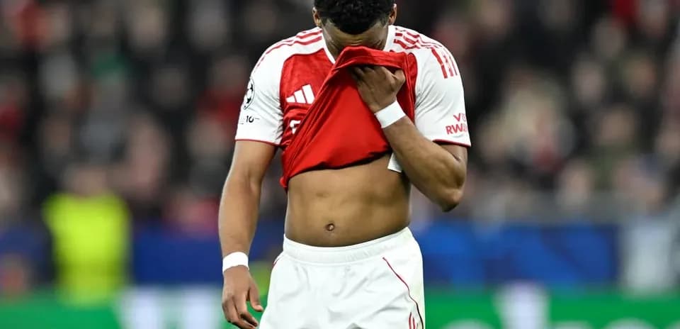 Jugador de pie con camiseta levantada tras partido