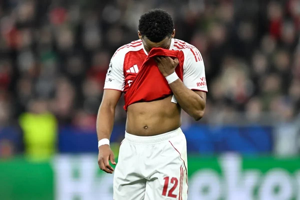 Jugador de pie con camiseta levantada tras partido