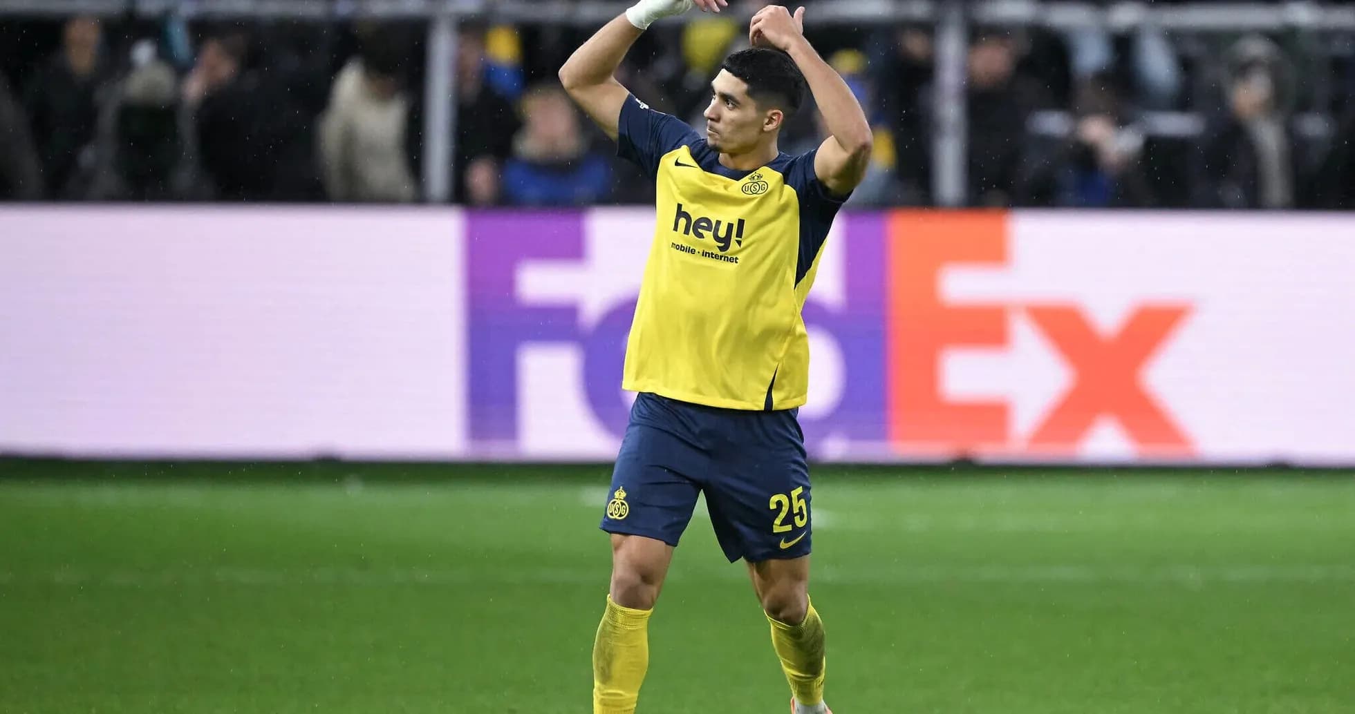 Jugador celebrando en el campo durante el partido