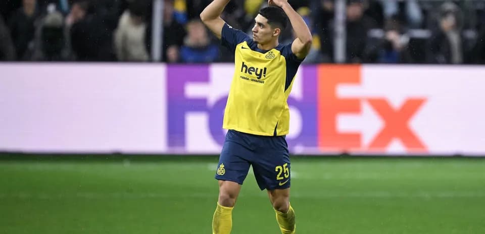 Jugador celebrando en el campo durante el partido