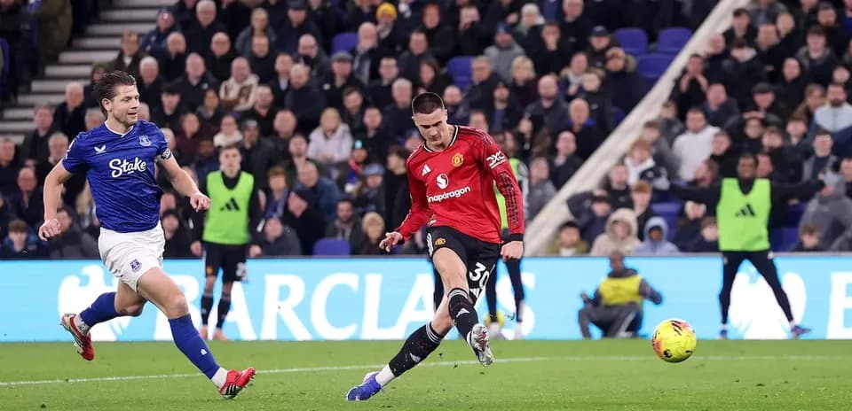 Jugador de Manchester United dispara a portería