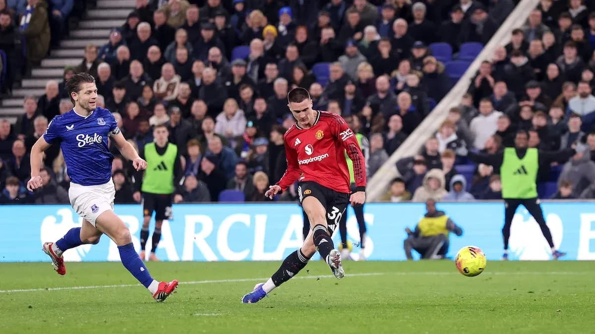 Jugador de Manchester United dispara a portería