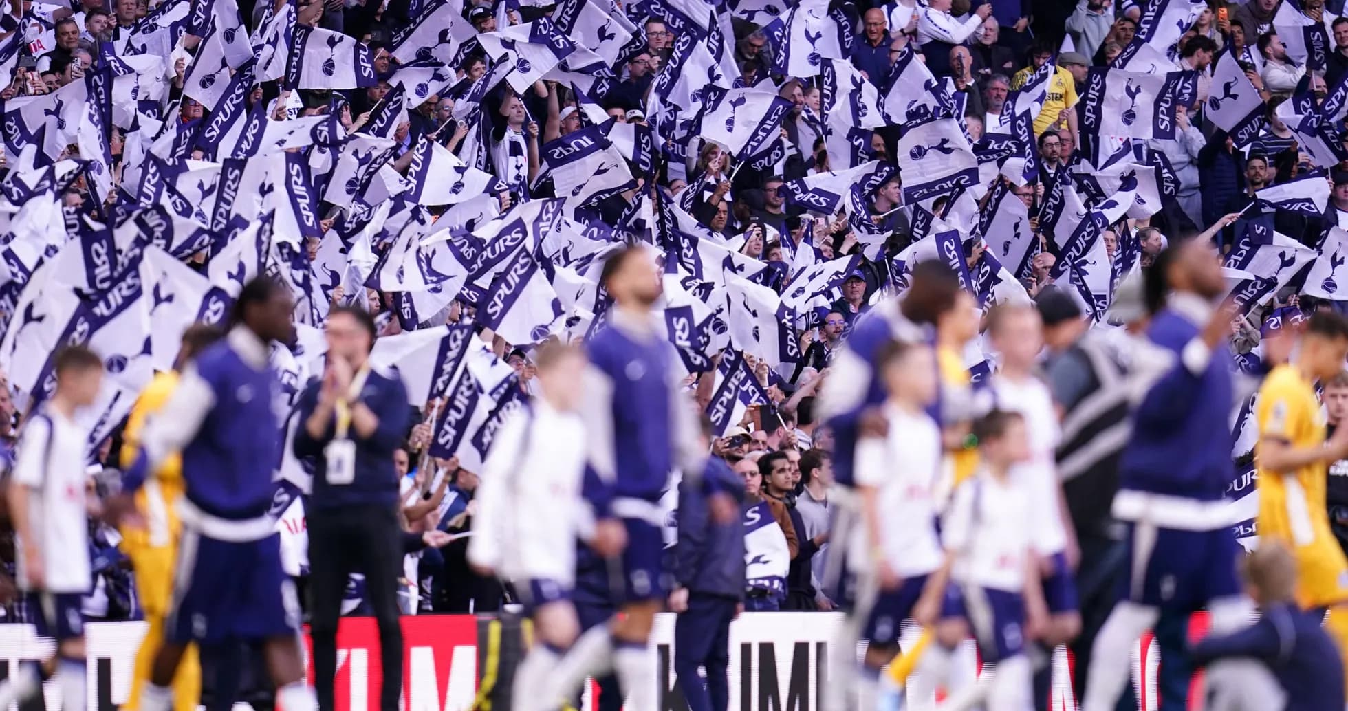Aficionados con banderas de Tottenham en el estadio