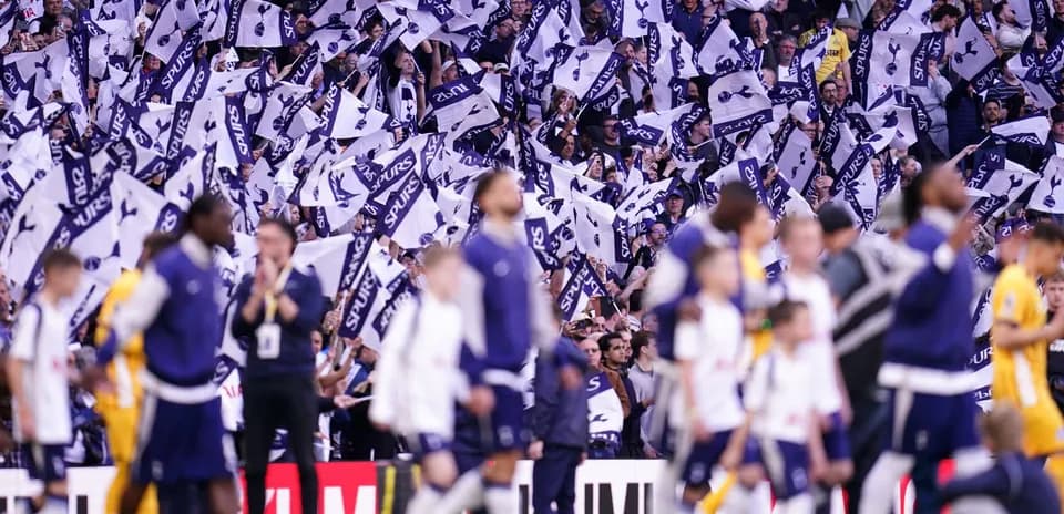 Aficionados con banderas de Tottenham en el estadio