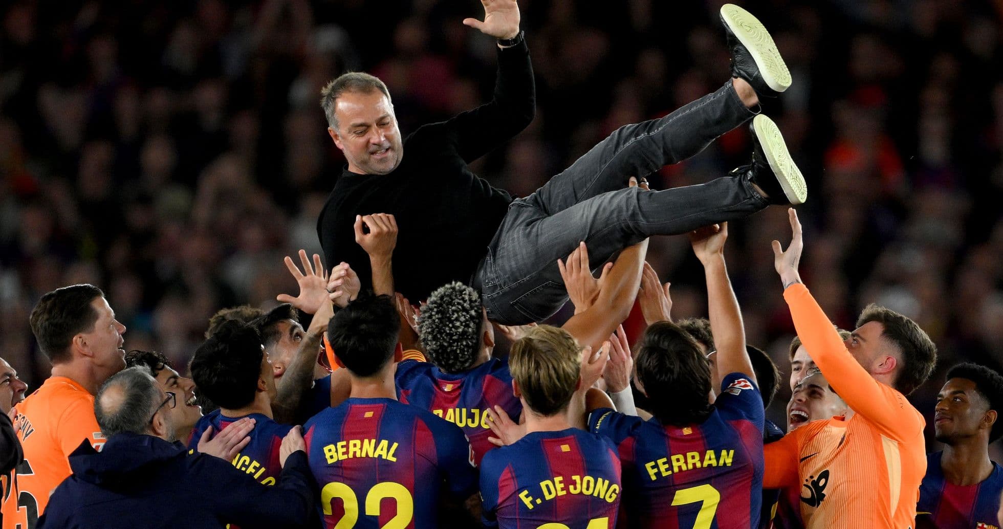 Entrenador levantado por jugadores de Barcelona tras victoria