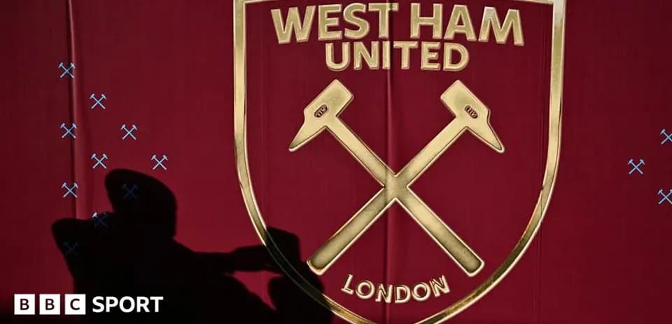 Escudo de West Ham United con fondo rojo