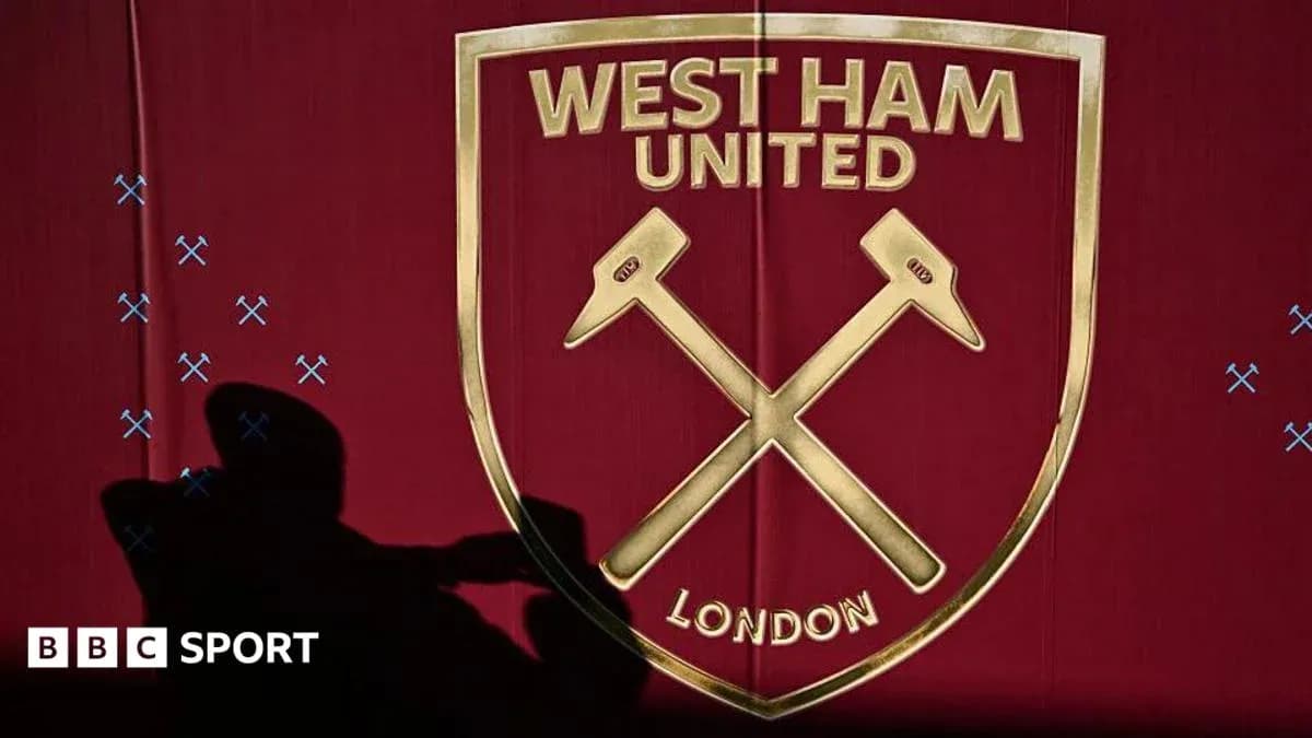Escudo de West Ham United con fondo rojo