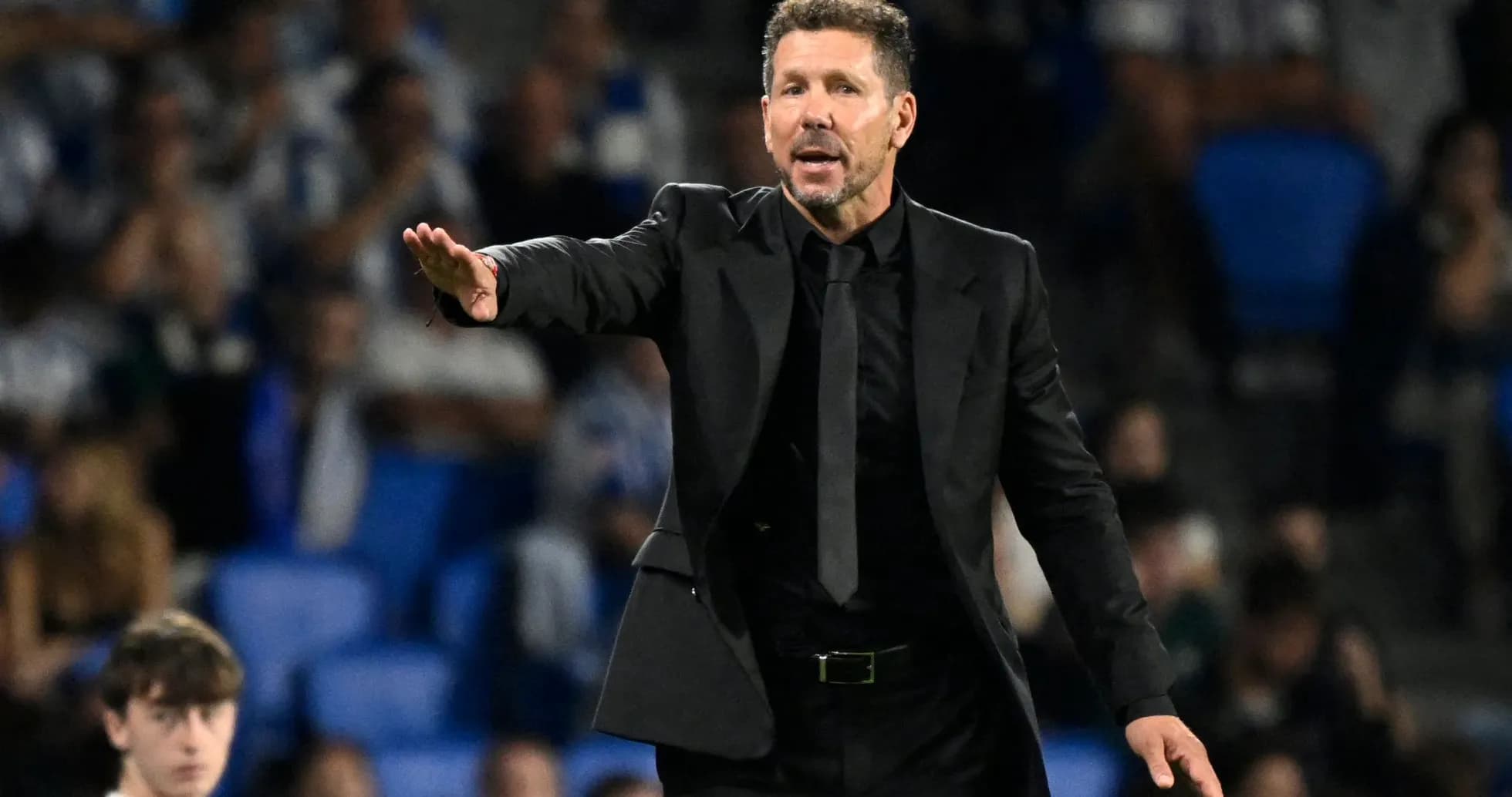 Entrenador dirigiendo al equipo desde la línea lateral