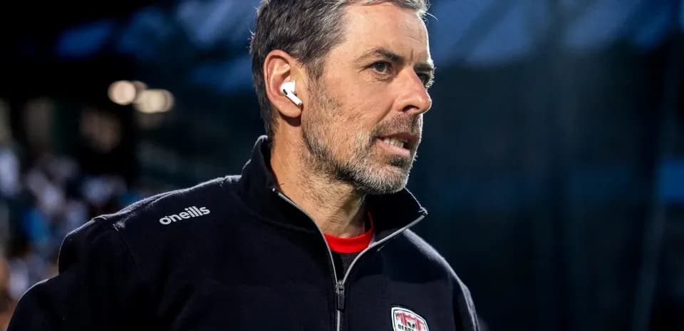 Entrenador con auriculares en el campo de juego