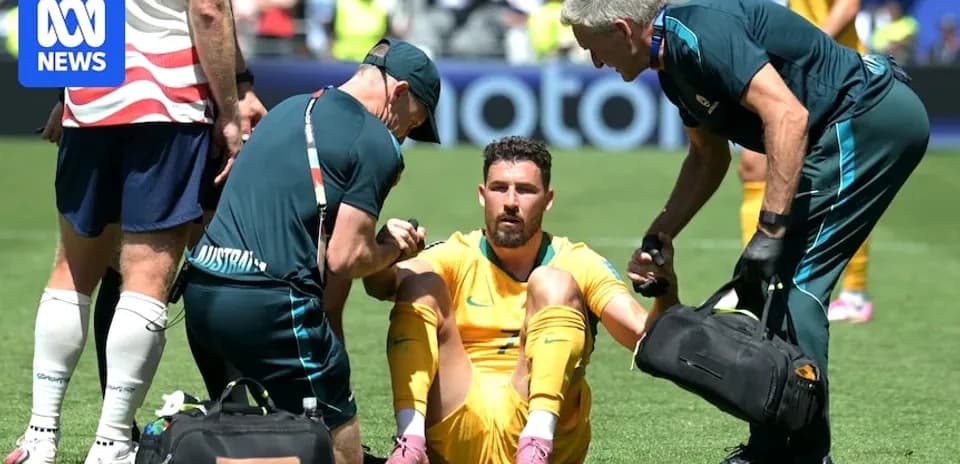 Jugador australiano recibiendo atención médica en el campo
