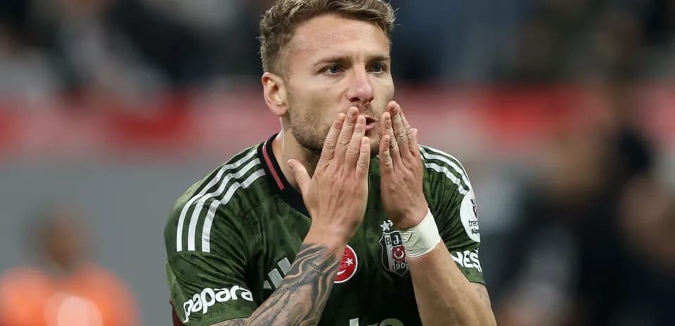 Jugador de Besiktas besando sus manos en el campo