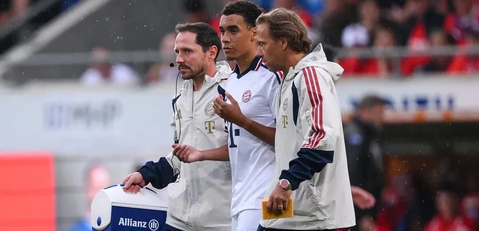 Jugador siendo atendido por el personal médico del equipo