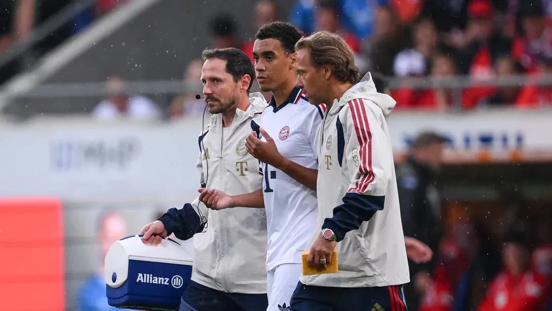 Jugador siendo atendido por el personal médico del equipo