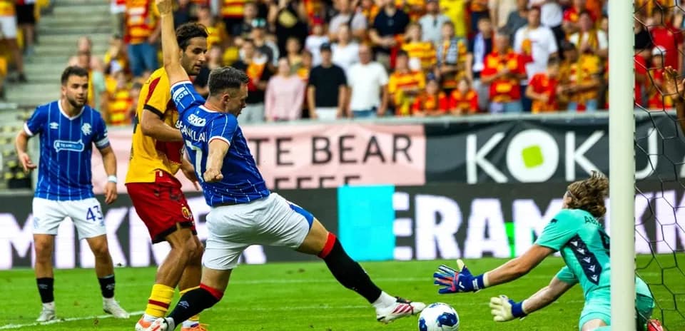Un jugador de Rangers intenta marcar un gol