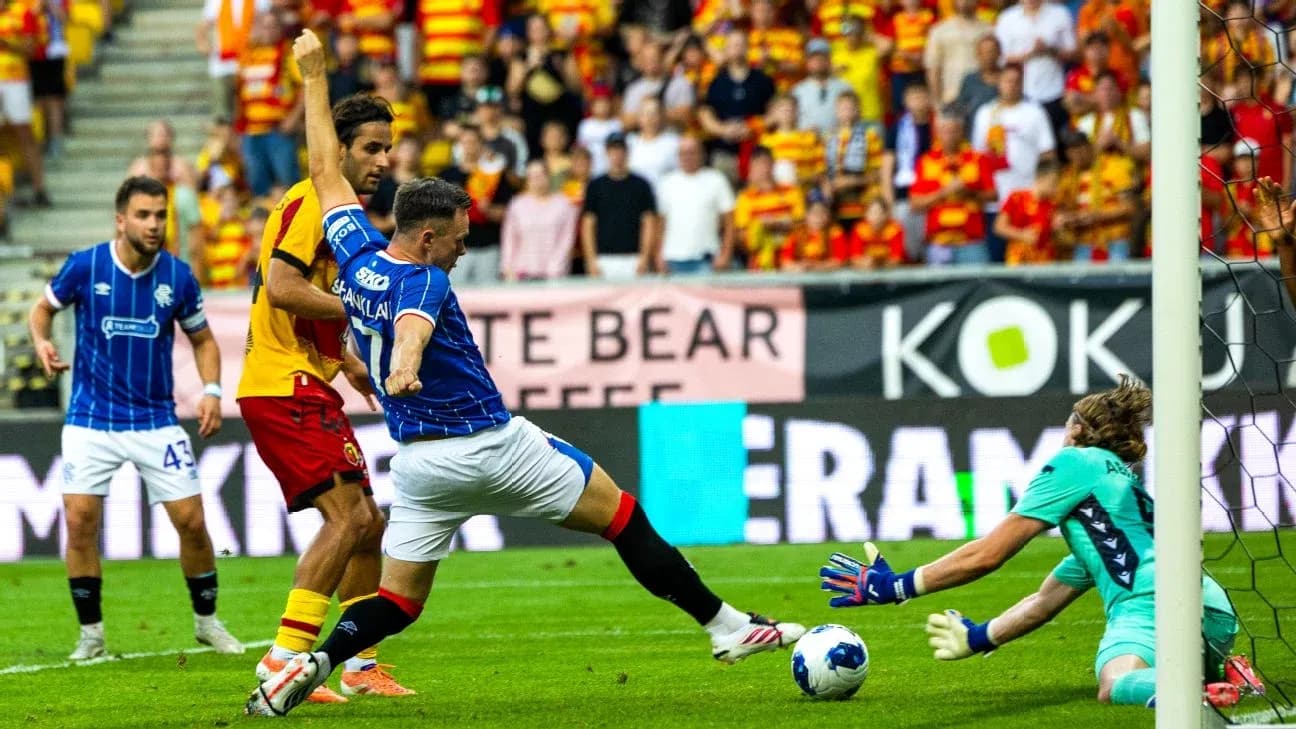 Un jugador de Rangers intenta marcar un gol