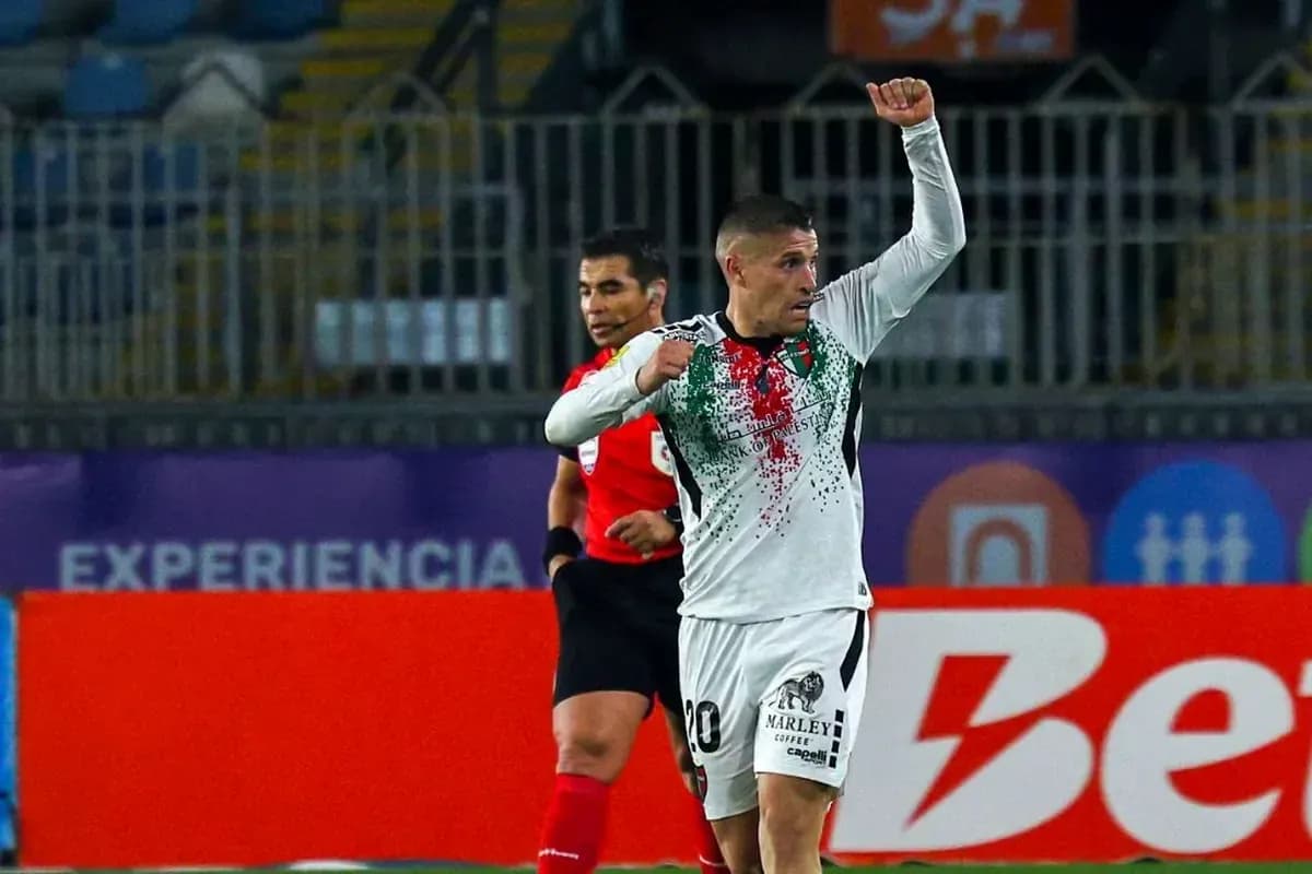 Jugador de Palestino celebrando un gol