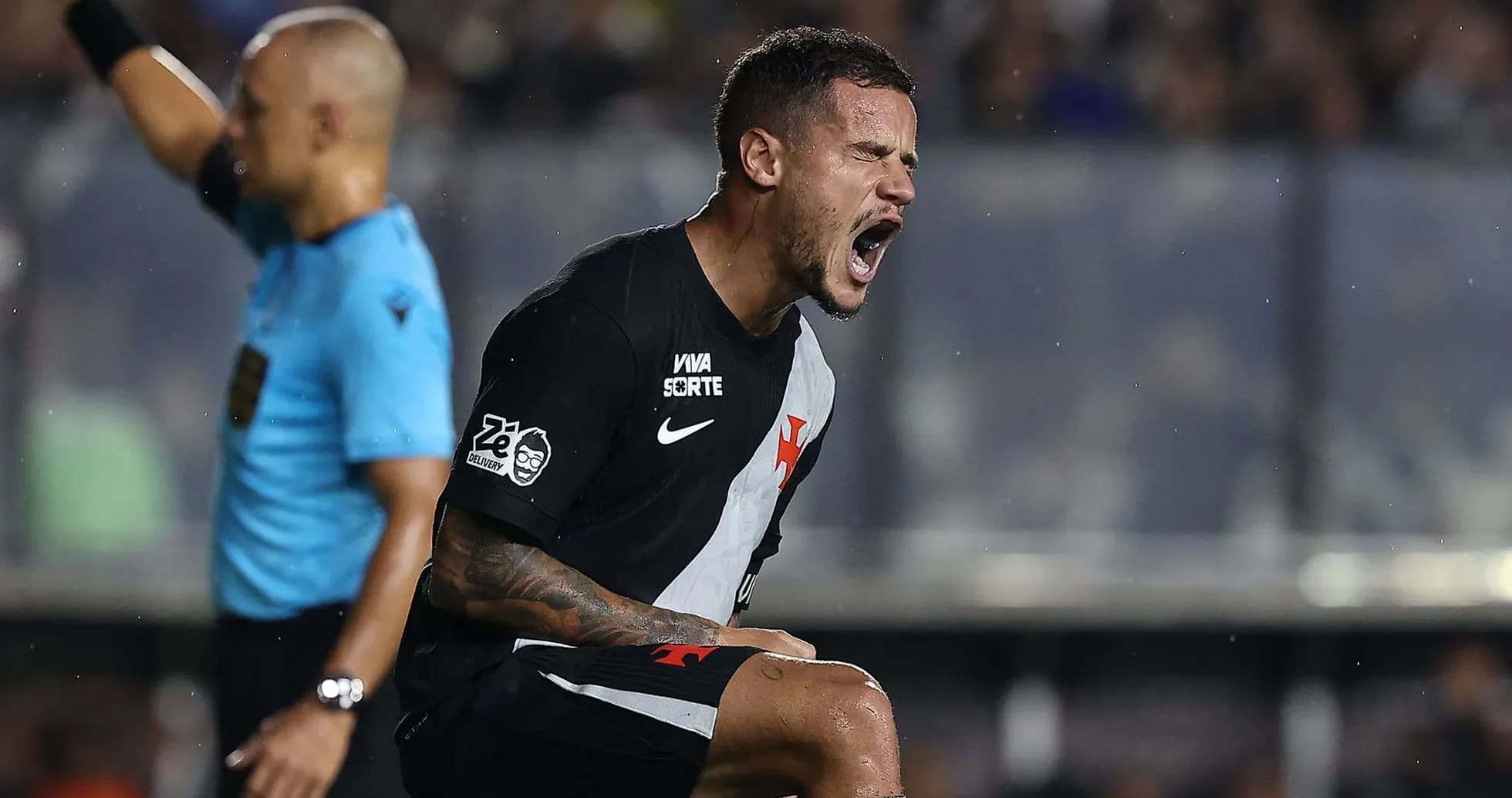 Jugador de fútbol celebrando en el campo de juego