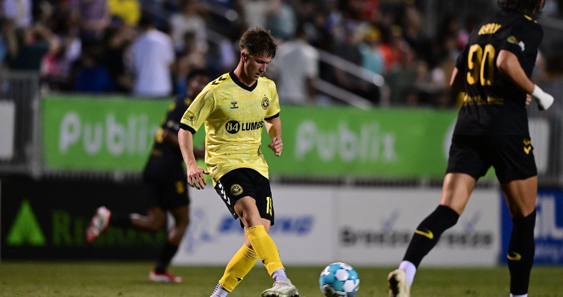 Jugador del Charleston Battery en acción con el balón