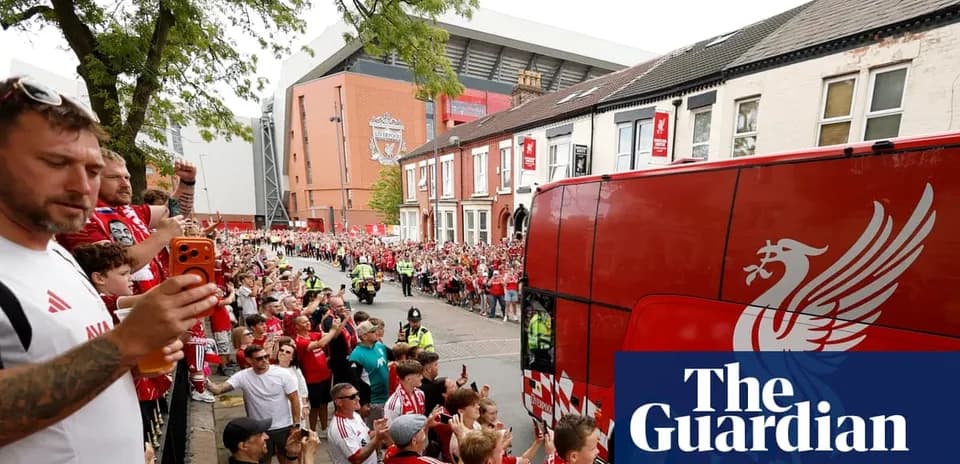 Aficionados de Liverpool saludan el autobús del equipo