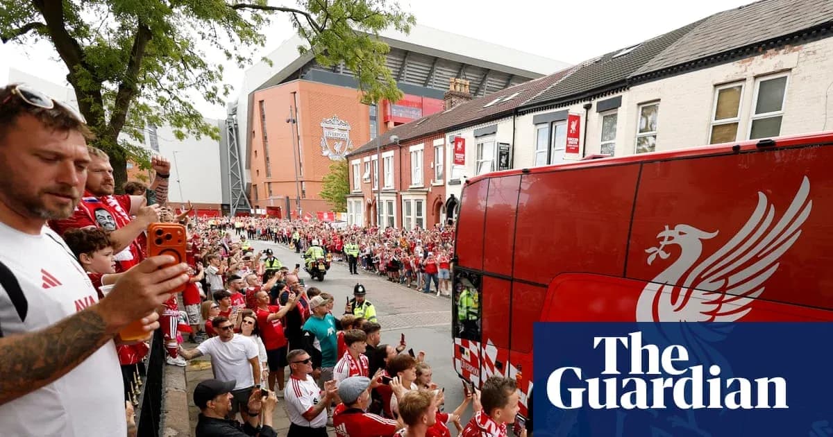 Aficionados de Liverpool saludan el autobús del equipo