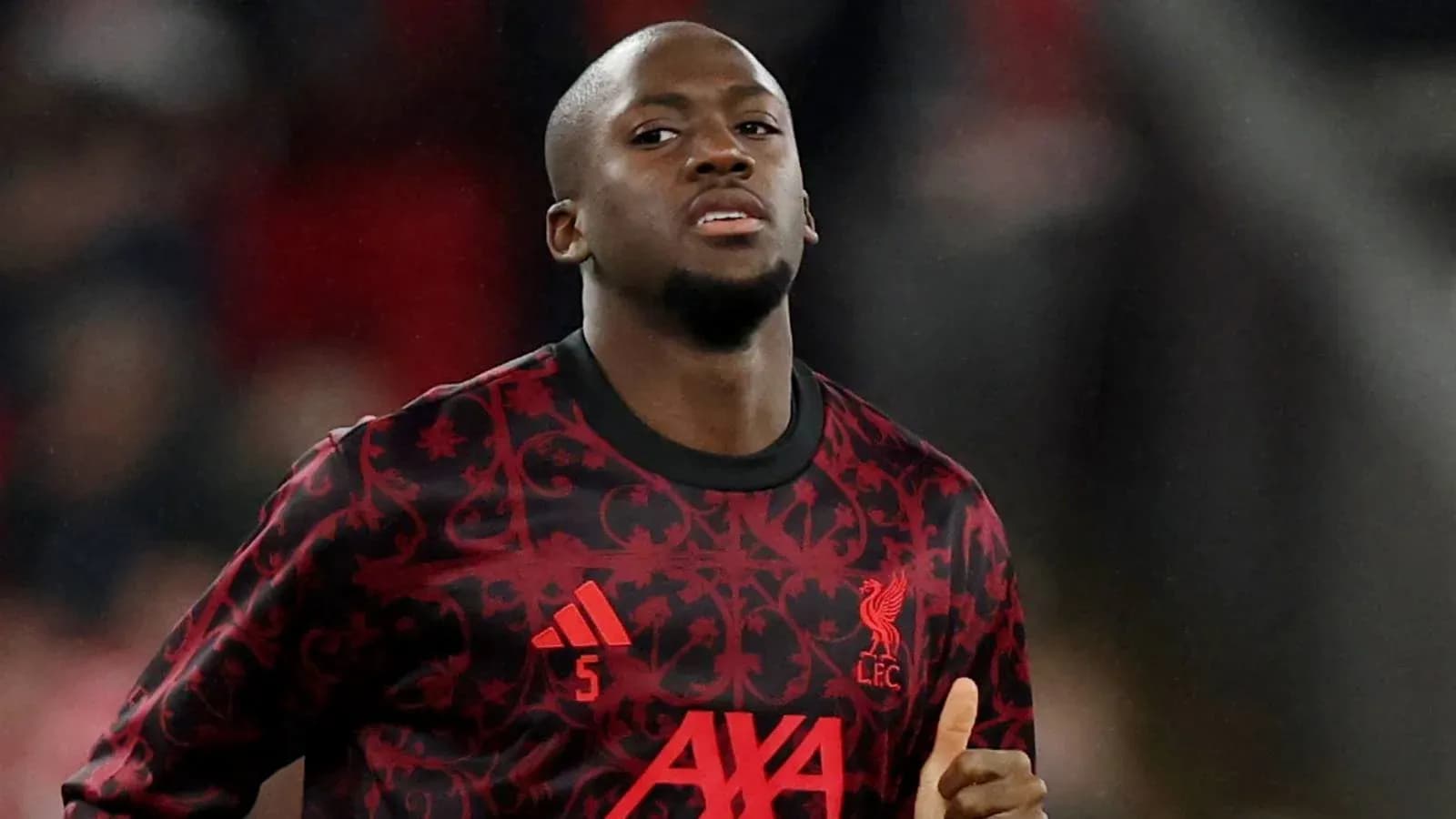 Jugador de Liverpool en el calentamiento previo al partido