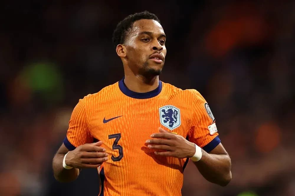 Jugador de Países Bajos con camiseta naranja en acción
