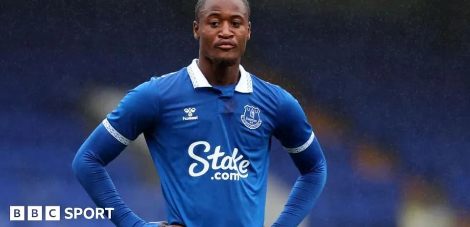 Jugador de Everton posando en campo de fútbol