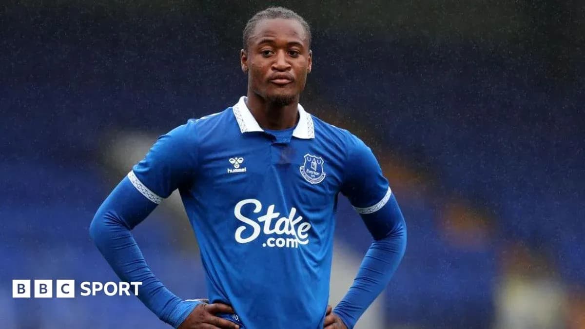 Jugador de Everton posando en campo de fútbol