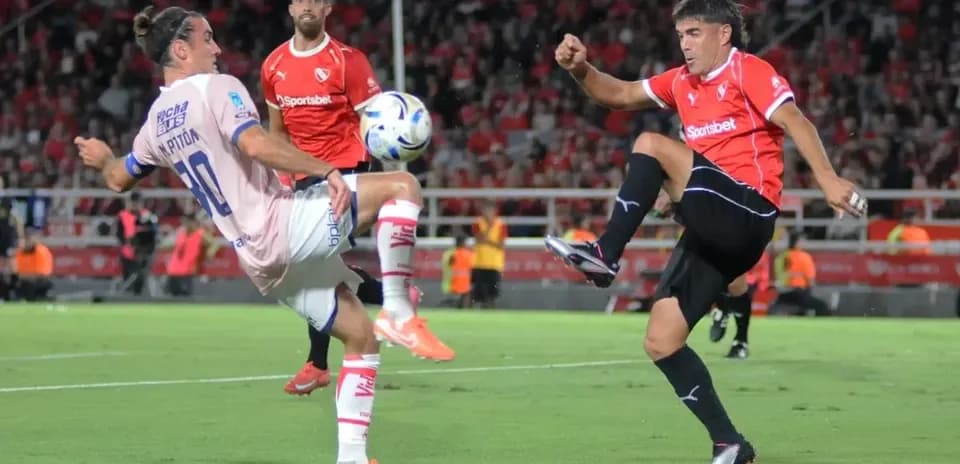 Dos jugadores luchando por el balón en el partido