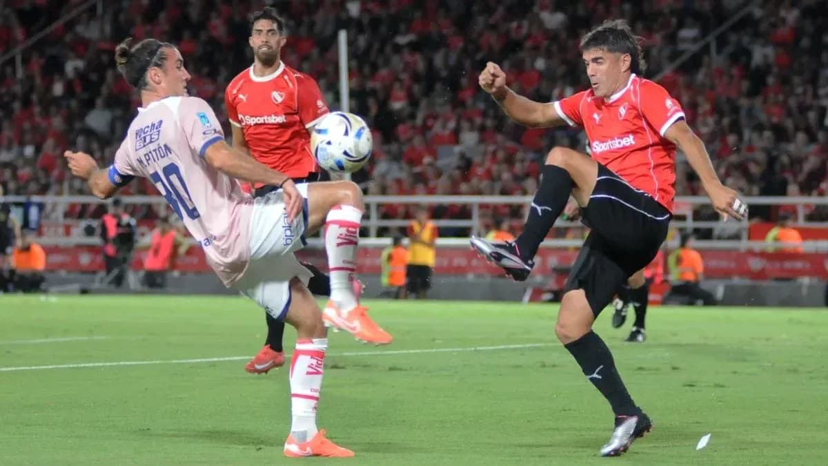 Dos jugadores luchando por el balón en el partido