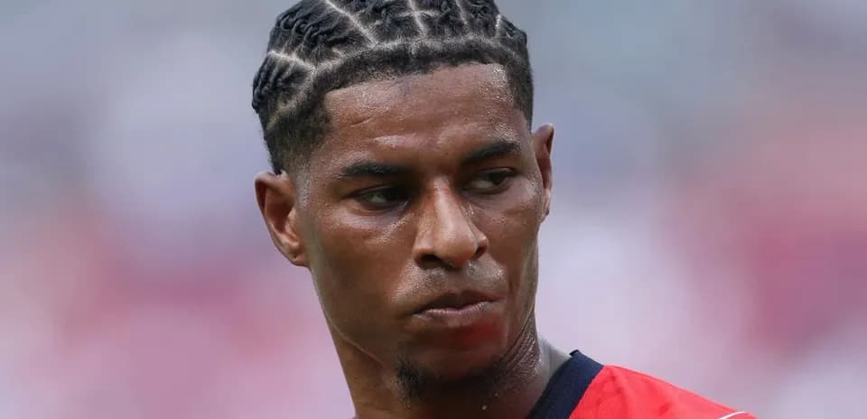 Jugador con trenzas en uniforme de fútbol
