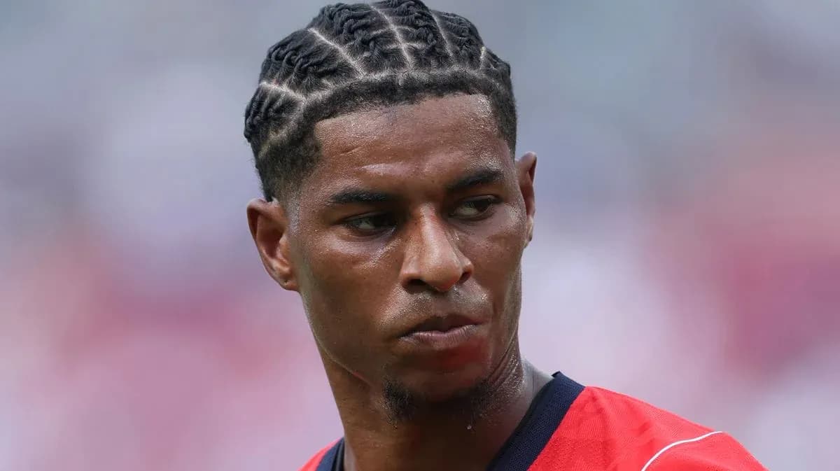 Jugador con trenzas en uniforme de fútbol
