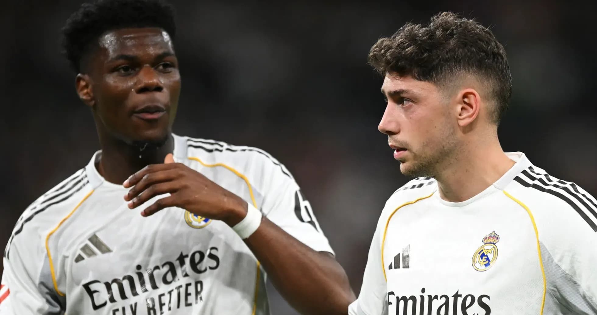 Dos jugadores de Real Madrid conversando en el campo