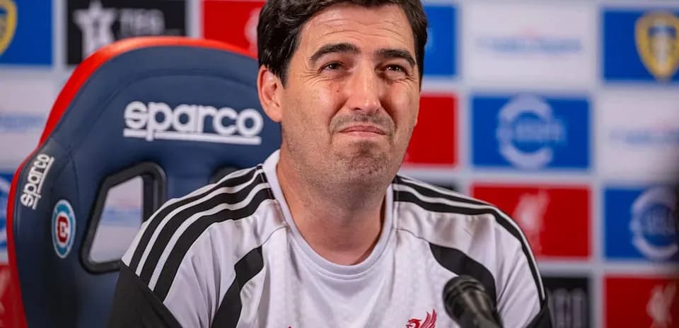 Entrenador en conferencia de prensa con micrófono