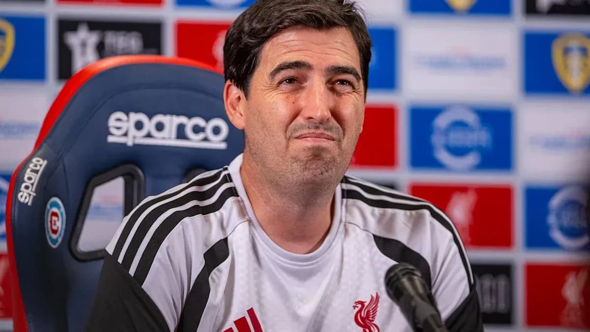 Entrenador en conferencia de prensa con micrófono