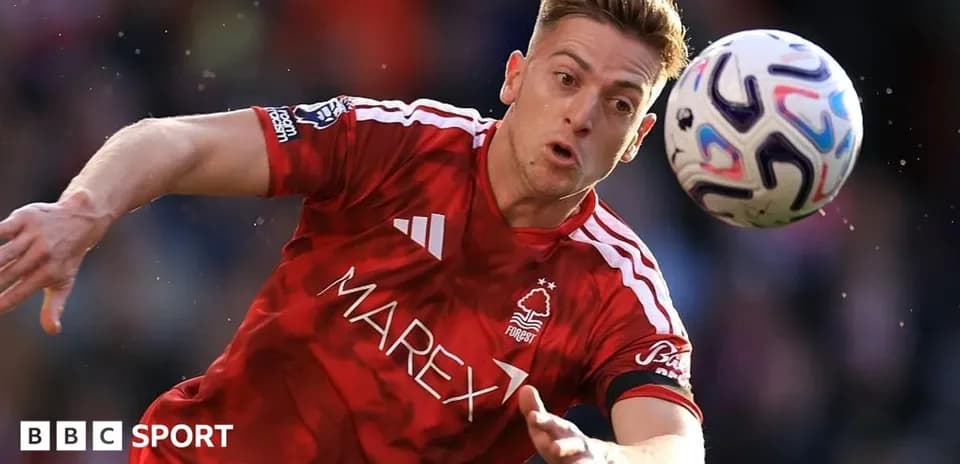 Jugador de Nottingham Forest intentando controlar el balón