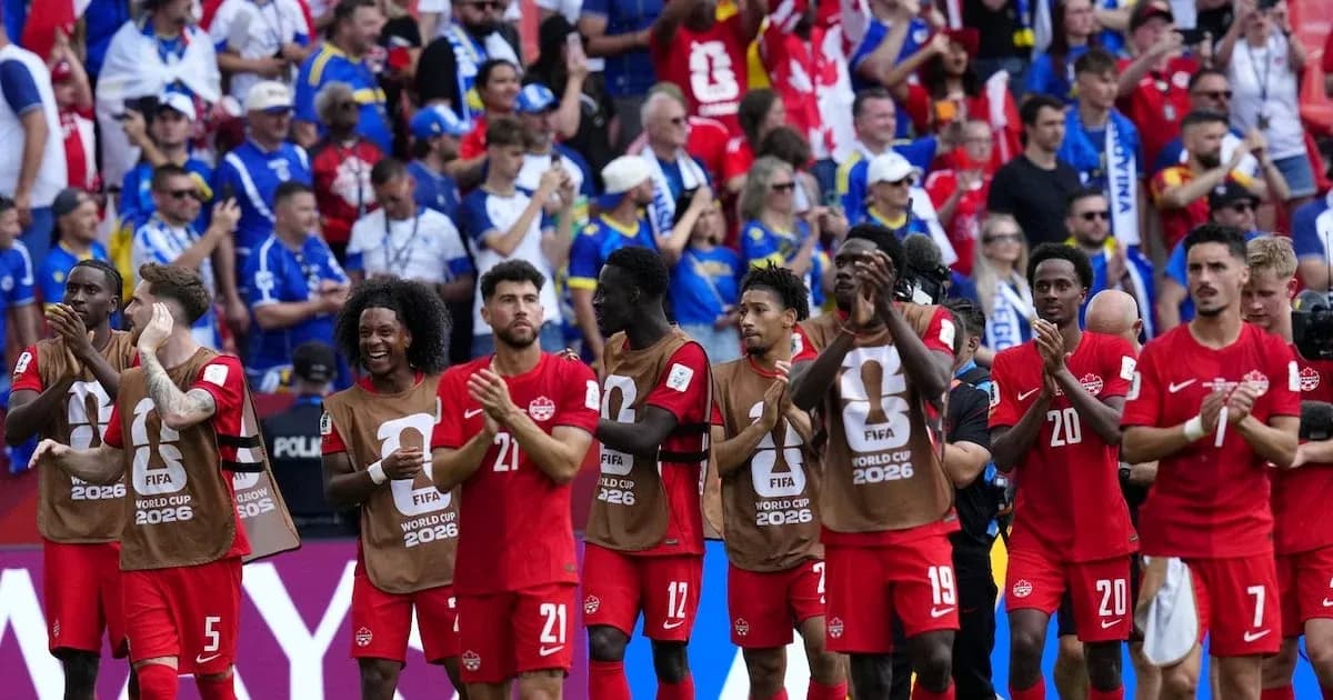 Jugadores de Canadá aplaudiendo a la afición