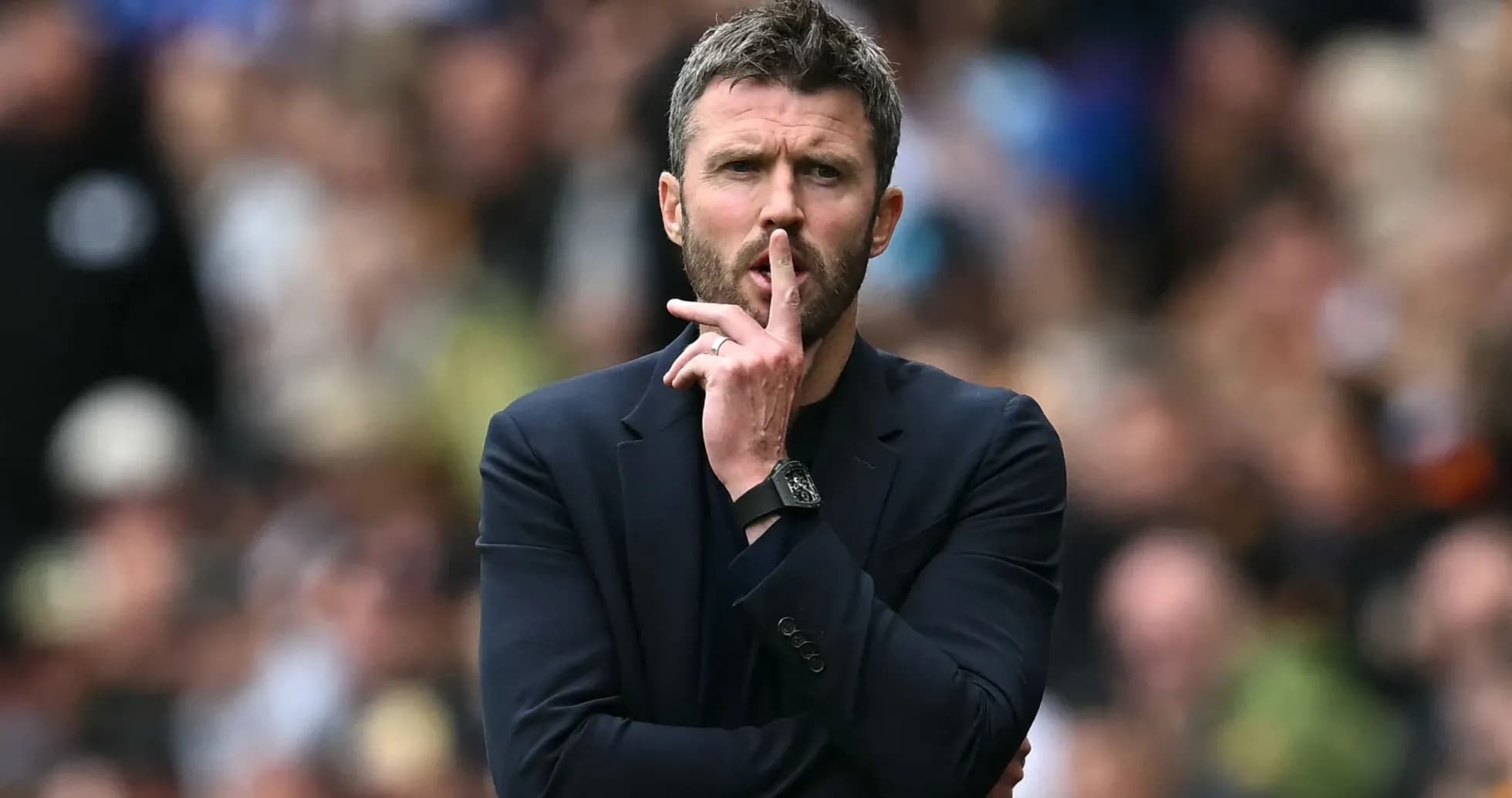Entrenador haciendo gesto de silencio en el banquillo