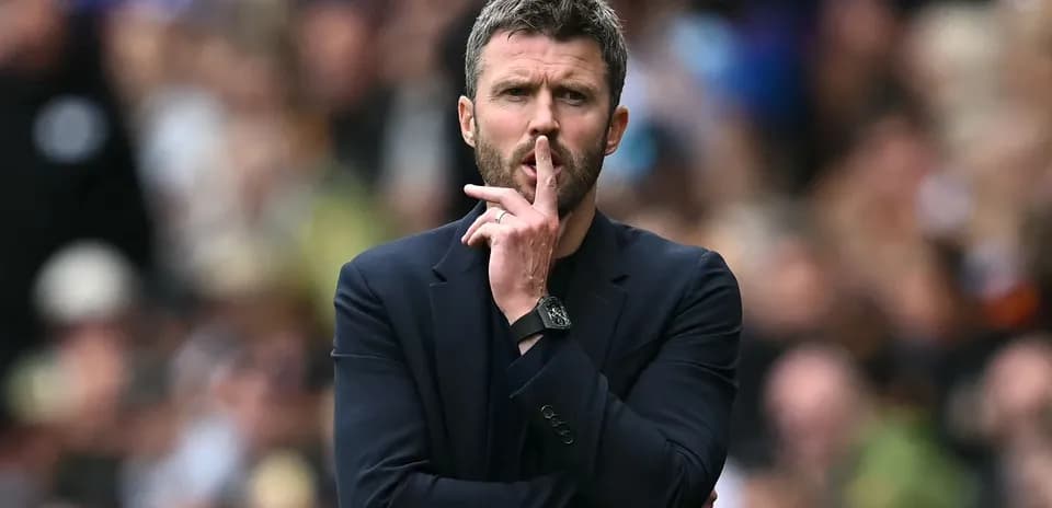 Entrenador haciendo gesto de silencio en el banquillo
