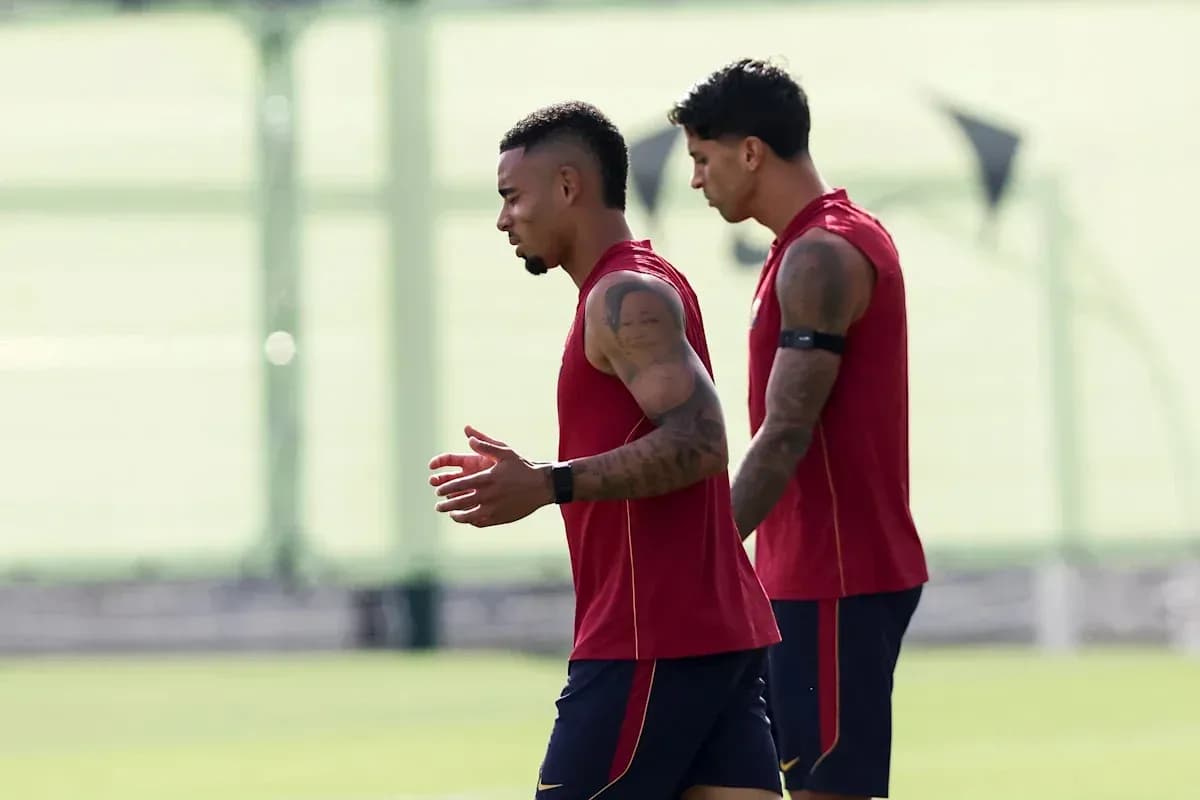 Jugadores entrenando en el campo de entrenamiento