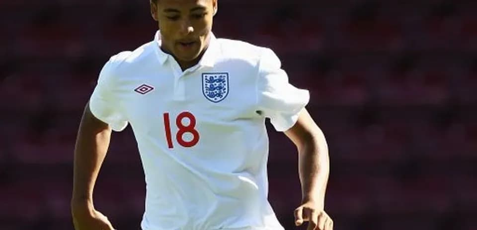 Jugador de Inglaterra corriendo en uniforme blanco
