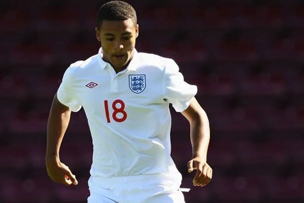 Jugador de Inglaterra corriendo en uniforme blanco