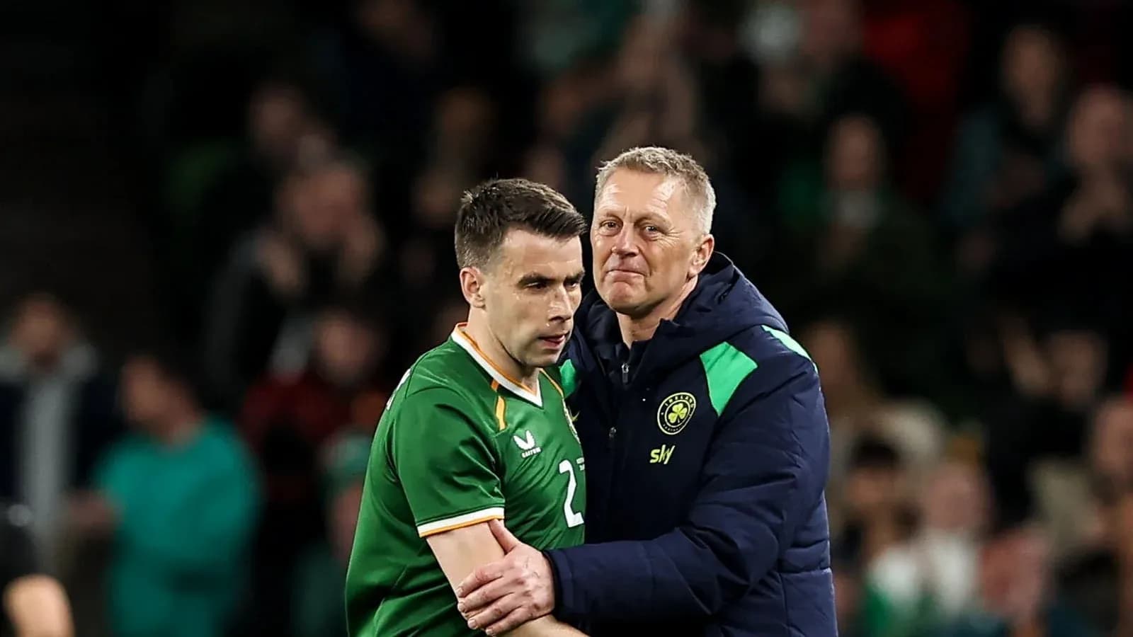 Jugador de Irlanda siendo consolado por el entrenador