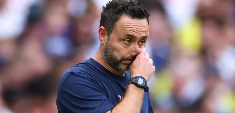 Entrenador preocupado en el campo durante el partido